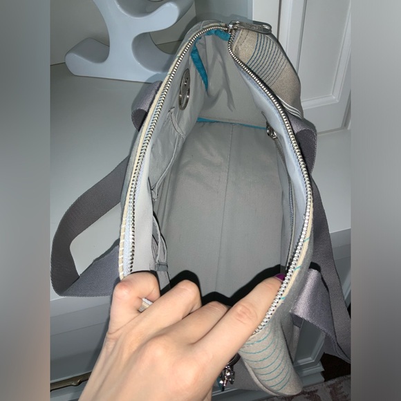 Vintage Y2K Vancouver 2010 Olympics limited edition Medium Shoulder Gray Purse - Picture 2 of 16